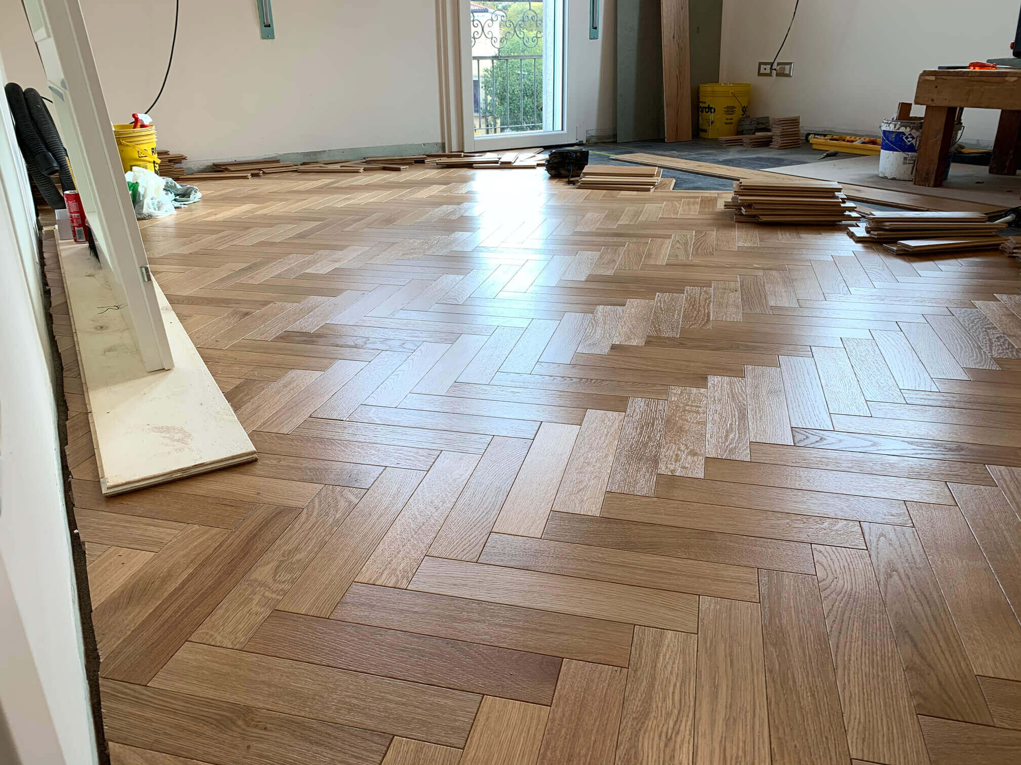 Pavimentazione in legno in fase di posa