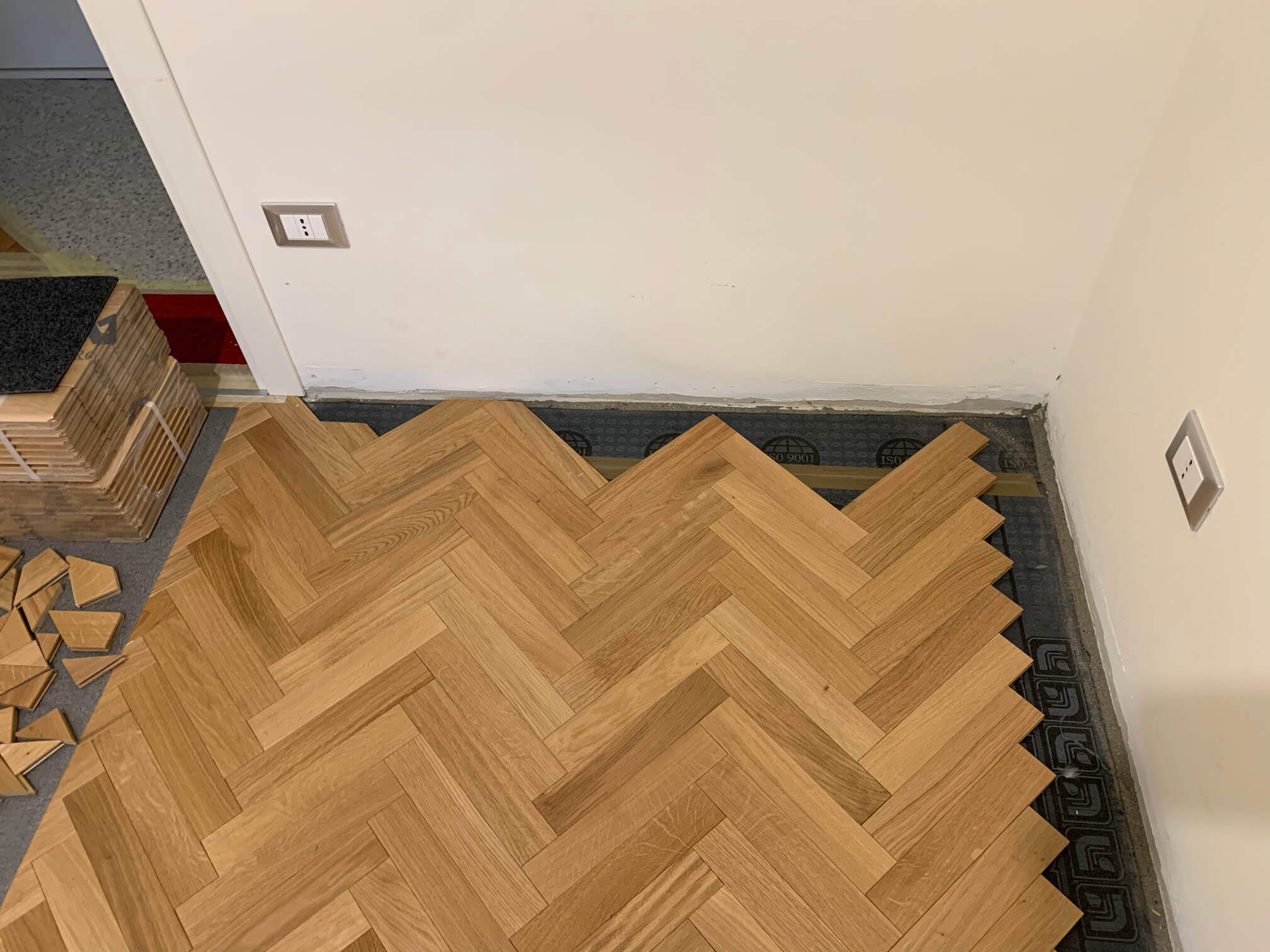 Pavimento in legno in fase di restauro